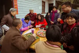 湖南一夫妻办百日宴，辽宁亲戚随5000元，入席惊叹：绝对能吃回来图片