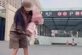 杨丽萍不尊重男徒弟？首次穿短裙曝光真实皮肤，大腿触目惊心图片