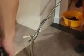 魂都吓飞了！高港一女子家中卫生间爬来一条2米大蛇图片