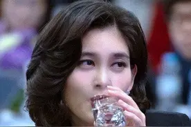 李富真不愧是“韩国最美富二代”：微卷中长发，穿衣端庄，很美图片