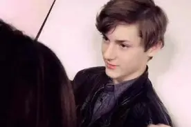 ​体育老师长得太帅，惹不少高中女生尖叫，老师只好教初中生​图片