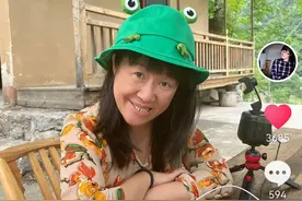 余秀华婚后经历了什么？带着绿色帽直播，坦言自己是生活的小丑图片