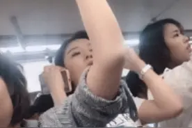“坐地铁时碰到最美阿姨，偷瞄她时被发现，该怎么办？”哈哈哈图片