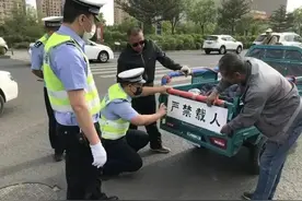 注意！电动车、三轮车不能随便载人，这5个标准要牢记，不要搞错图片