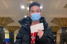 真战地记者！抖音雪茄哥直播乌克兰现场！身后炮火连绵战机不断图片