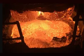 人若落入钢水，会感觉到痛吗？还是尚未感觉到痛，就已经融化了？图片