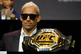 从小诊断无法站立到UFC冠军，“柔术大师”奥利维拉的励志故事图片