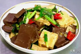 春天别忘了吃鸭血，它含铁量高，与豆腐是绝配，应季而食过春天图片