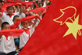 一年级分批入队，有娃欢喜有娃忧，家长不干了：我家娃受歧视啦？图片