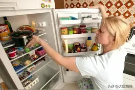 冰箱总结冰？别再暴力除冰了，只需一盆水，5分钟就脱落，真方便图片