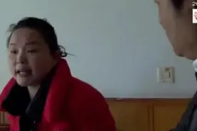 丈夫在外打工，妻子在家半夜私会男闺蜜，被发现撒泼打滚闹离婚图片