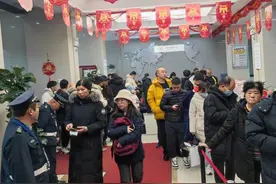 中国银行太原滨河支行营业部积极做好龙年贺岁纪念币/钞兑换工作图片