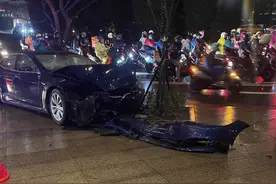 台北一特斯拉不明原因失控暴冲，汽车达人提醒：不要依赖自动驾驶系统图片