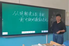 “我一只手也能教好学生”，河北独臂教师靠左手板书，教出2000余名大学生图片