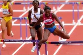 太罕见了！田径世锦赛惊现跨栏选手一人重赛 最后时刻失误滚过终点图片