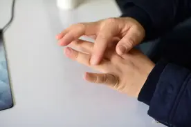 每次和别人吵架，手抖、心慌、心跳加快？是被气的还是一种病态图片