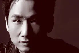 同样是短视频引领者，郑云沦落到直播卖酒，陈翔却赚得盆满钵满图片