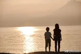 监控曝光：7岁女孩把4岁男童扔进深井，背后真相才是最可怕的图片