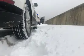 记者直击杭瑞高速管制路段，路面结冰仍在下雪，贵州现有34处路段交通管制图片