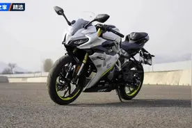 春风250SR：花2万元买入门小跑车！“超跑”的配置，小姐姐真喜欢图片