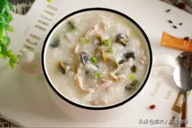 松花蛋化成水，哪怕是刚买回家的皮蛋，也要立马扔掉，不要再吃了图片