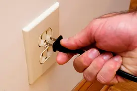 外出住酒店，为什么要拔掉电视插头？看完涨知识，都该学一学图片