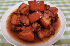 2斤极品五花肉，炖一锅肉皮软糯肥而不腻的红烧肉，汤汁拌饭真绝图片