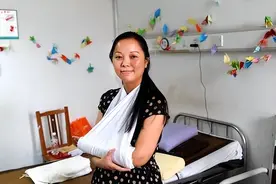 2011年，杭州妈妈徒手接住从10楼坠下的孩子，因收20万奖金遭非议图片