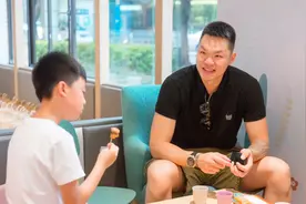 男篮传奇朱芳雨，40岁身姿挺拔，转型当经理，二婚妻子很漂亮图片