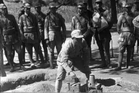 新四军的土办法：大夏天数千条死狗围住敌据点，敌人臭到直接投降图片