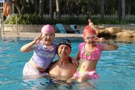 62岁何家劲隐婚生娃？高调晒娃被指与女孩长得像，曾自曝有女儿图片