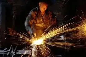 打铁是非遗技艺，铁匠锻打的菜刀可用二十年图片