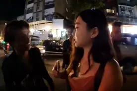 2名印度男子街头强吻韩国女主播后被捕，涉嫌当众骚扰图片