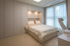 再给我一次机会，一定把衣柜放床头，床头柜省了，收纳也只多不少图片