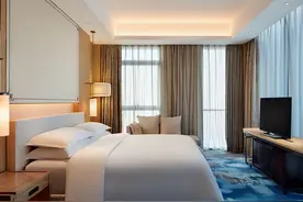 入住酒店的情侣，为什么最好先拔掉电视机的插头？保洁阿姨这样说图片