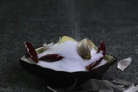 做菜时盐放多了，菜做咸了怎么办？大厨教你上中下三种补救方法。图片