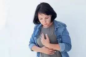 女性胸部疼痛，或与这4件事有关，别不当回事，及时检查图片