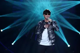 黄子佼曝萧煌奇一直都能看得见，盲人是装的，还曾经看到过他开车图片