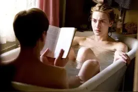 15岁少年和36岁女邻居的秘密恋情，这部R级电影成了经典图片