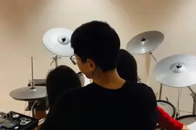 张杰父亲节晒父女温馨画面，怀抱俩女儿打鼓，被幸福包围惹人羡慕图片