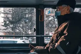 60周岁以上老年人免费乘车的政策侵犯了其他收费乘客的正当权益？图片