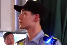 西湖一执勤警察因长相帅气走红，被称杭州关智斌，当事人：我是来为亚运会保驾护航的，有困难找警察大家都帅图片