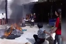 女子赚钱养家，婆婆却照顾小三生孩子，女子怒砸婆家后要求离婚图片