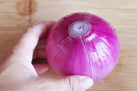 凉拌洋葱时，很多人第一步就错了，难怪辛辣不脆爽，教你正确做法图片