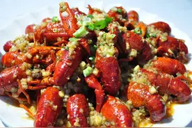 小龙虾虾头里黄黄的东西，到底是虾黄还是虾屎？图片