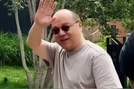 54岁窦唯被偶遇，虽秃顶发福，但偶像包袱满满：把我腿拍得长一点图片