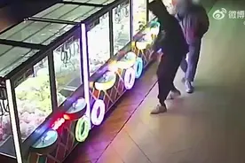 2男子另辟蹊径抓娃娃被行政拘留图片