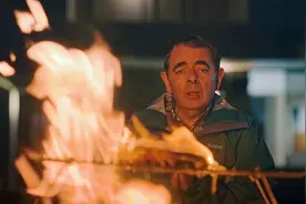 憨豆先生最新喜剧，一人一蜂上演爆笑大战，全程笑点不断图片