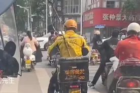 外卖小哥身绑树枝挂吊瓶，边输液边送外卖，当事人回应：只是小感冒已恢复，同事：他想多赚点钱所以这么努力图片