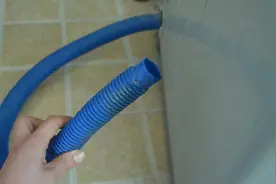 洗衣机排水管直接插在地漏里？图片